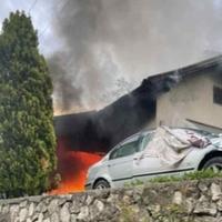 Buknuo požar kod Gračanice: Vatra zahvatila pomoćni objekt, prijetilo širenje na kuću